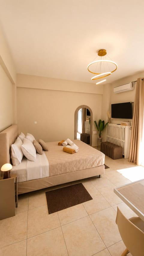 Bed, TV and multimedia, Photo of the whole room, towels