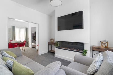 TV and multimedia, Living room, Seating area, Evening entertainment