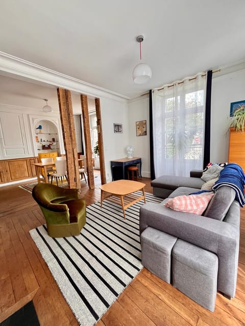 Living room, Seating area