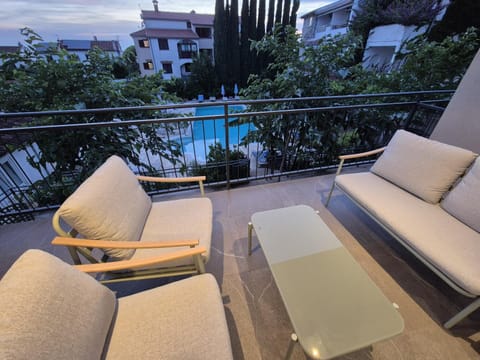 Balcony/Terrace, Seating area, Pool view
