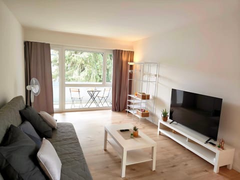 Communal lounge/ TV room, TV and multimedia, Living room, Seating area, Evening entertainment