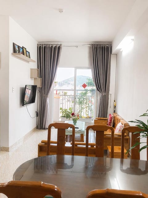 Communal lounge/ TV room, TV and multimedia, View (from property/room), Balcony/Terrace, Living room, Seating area, Dining area, Evening entertainment