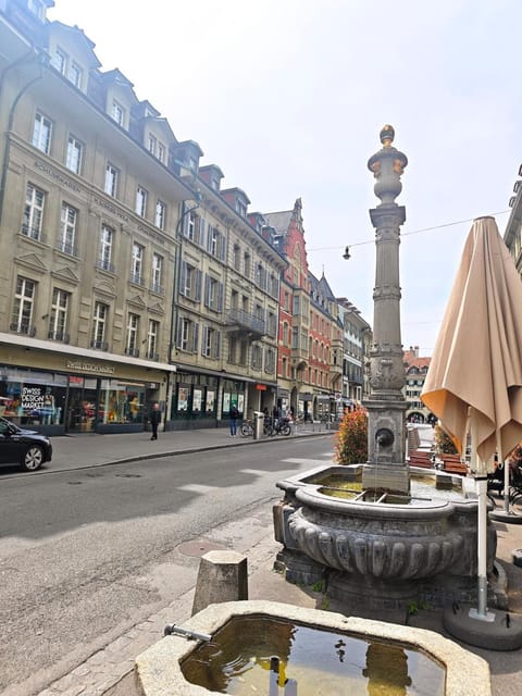 Property building, Nearby landmark, Neighbourhood, City view, Street view, Location