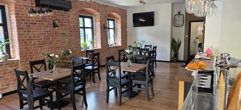 Restaurant/places to eat, Food and drinks, Banquet/Function facilities, Seating area, Food