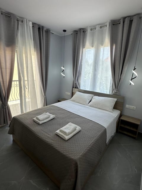Bed, Bedroom, towels