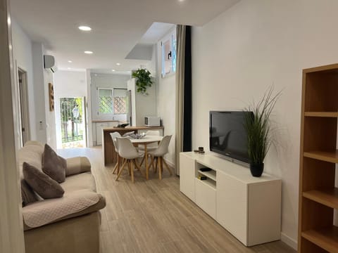 TV and multimedia, Living room, Seating area, Dining area, Evening entertainment