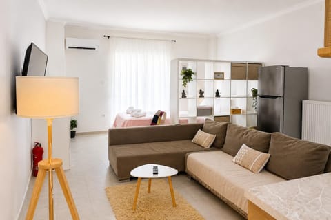 TV and multimedia, Living room, Photo of the whole room, Seating area, air conditioner