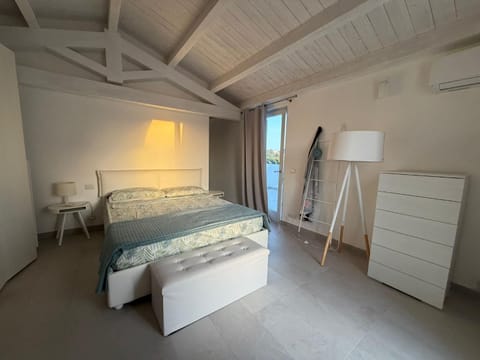 Bed, Photo of the whole room, Bedroom, heating, locker, air conditioner