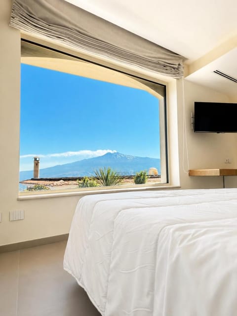 Natural landscape, Bedroom, Mountain view, Sea view