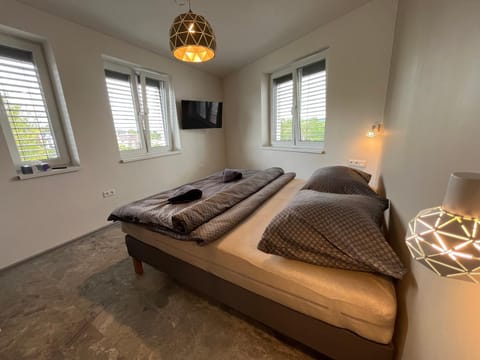 TV and multimedia, Photo of the whole room, Bedroom