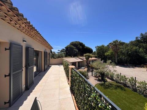 Property building, Day, Balcony/Terrace