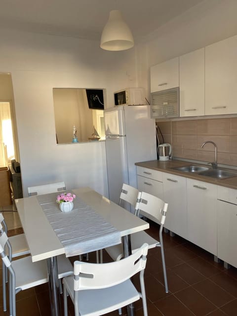Kitchen or kitchenette, Dining area, oven
