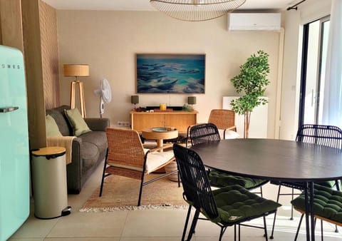 Living room, Dining area