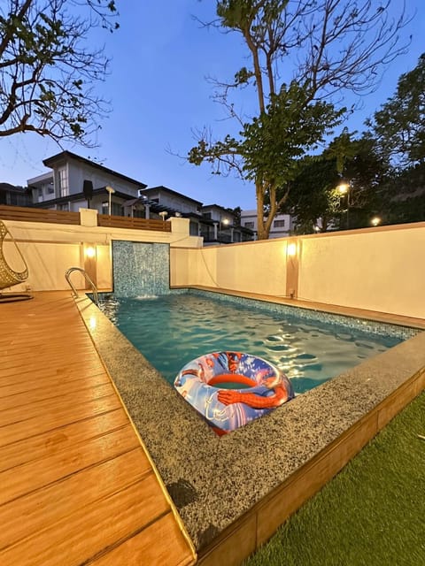 Swimming pool, Swimming pool