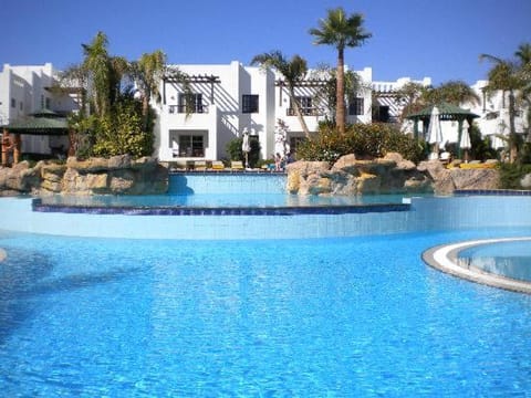 Property building, Natural landscape, Swimming pool, Swimming pool