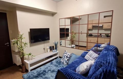 Communal lounge/ TV room, Bed, TV and multimedia, Living room, Seating area, Evening entertainment