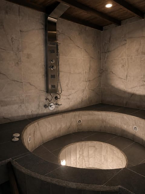 Hot Tub, Sauna