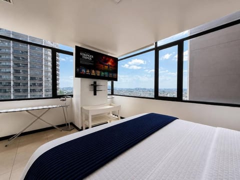 Communal lounge/ TV room, Bed, TV and multimedia, Photo of the whole room, Evening entertainment, Bedroom, hair dresser