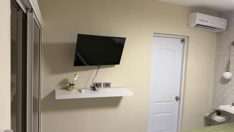 Bathroom, TV and multimedia, towels, air conditioner