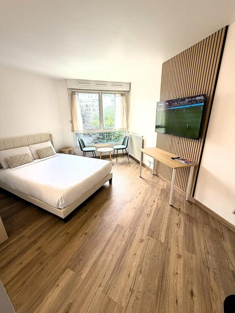 TV and multimedia, Photo of the whole room, Seating area, Bedroom