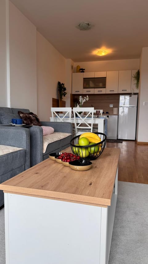 Kitchen or kitchenette, Living room, Food and drinks, Seating area, Dining area, Food, oven, stove