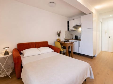 Bed, Living room
