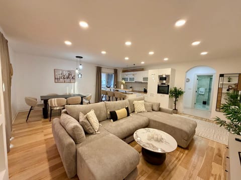 Kitchen or kitchenette, Living room, Seating area, Dining area