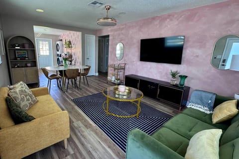 TV and multimedia, Living room, Seating area, Dining area