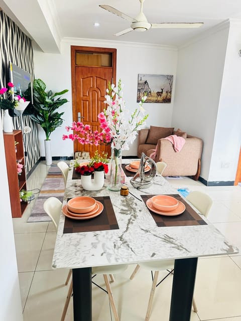 Food and drinks, Seating area, Dining area, Food