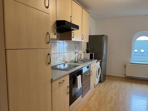 Coffee/tea facilities, Kitchen or kitchenette, dishwasher, oven, stove