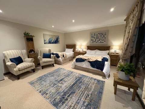 Bed, Photo of the whole room, Decorative detail, Seating area, Bedroom, young children, older children, furniture, soundproof, VIP