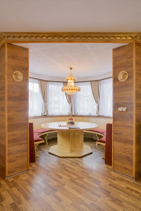 Seating area, Dining area