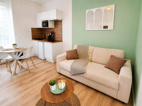 TV and multimedia, View (from property/room), Living room, Decorative detail, Dining area, internet