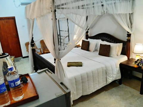 Bed, Bedroom, hair dresser