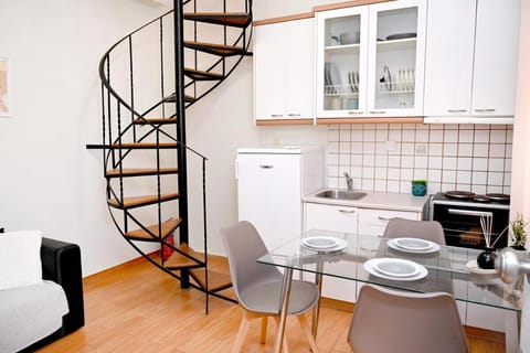Kitchen or kitchenette, Living room, Seating area, Dining area, minibar, pet friendly, stove