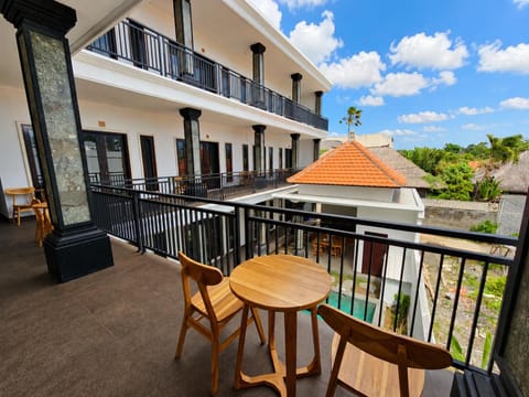 Property building, Balcony/Terrace, Pool view