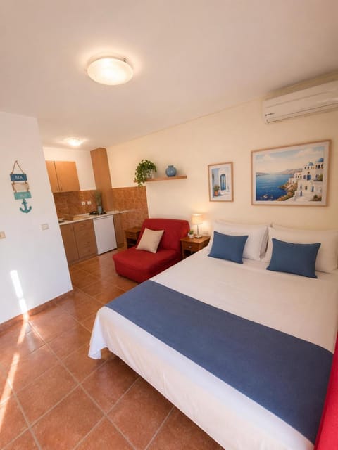 Bed, Kitchen or kitchenette, Living room, Seating area, Bedroom