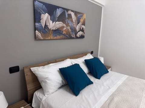 Bed, Photo of the whole room, Decorative detail, Bedroom