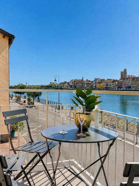 Natural landscape, View (from property/room), Balcony/Terrace, Dining area, River view