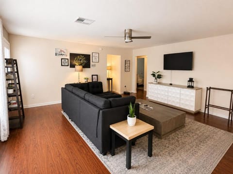 Communal lounge/ TV room, Living room, Seating area