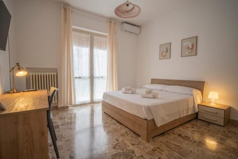 Bed, Photo of the whole room, Bedroom, internet, towels, air conditioner