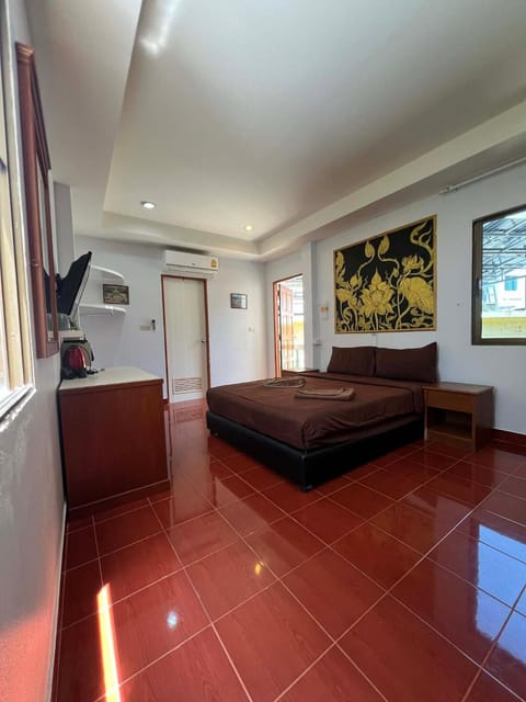 Bed, TV and multimedia, Photo of the whole room