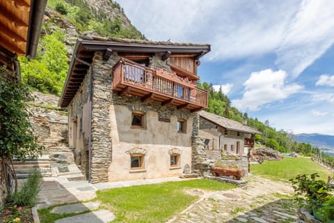 Property building, Spring, Day, Natural landscape, Landmark view, Mountain view