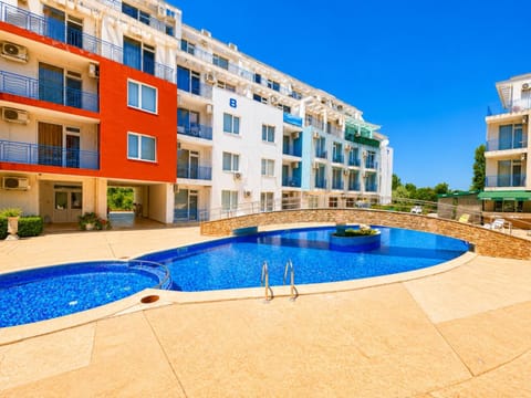 Property building, Day, Pool view, Swimming pool, sunbed