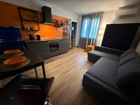 Kitchen or kitchenette, Living room, Seating area, Dining area, oven, stove