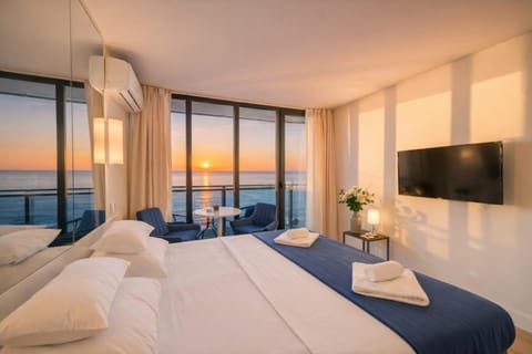 Communal lounge/ TV room, Bed, Natural landscape, TV and multimedia, Photo of the whole room, Evening entertainment, Bedroom, Sea view, towels