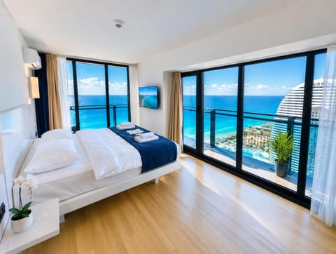 Communal lounge/ TV room, Bed, Natural landscape, TV and multimedia, Photo of the whole room, Evening entertainment, Bedroom, Sea view, towels