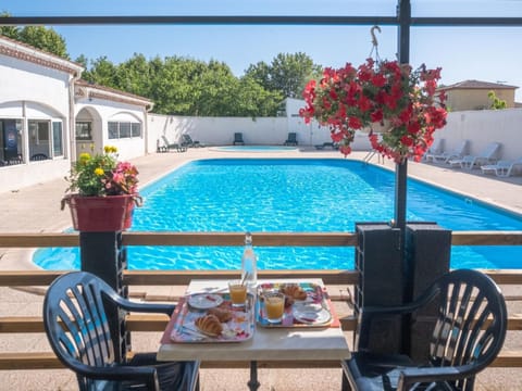 Restaurant/places to eat, Swimming pool, Breakfast