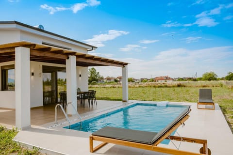 Day, Balcony/Terrace, Dining area, Pool view, Swimming pool, sunbed