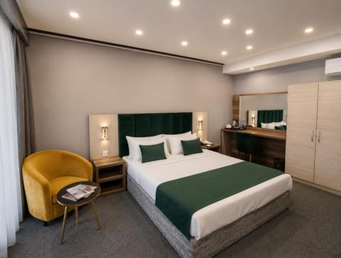 Bed, TV and multimedia, Coffee/tea facilities, Photo of the whole room, Seating area, Bedroom, minibar, wardrobe, air conditioner